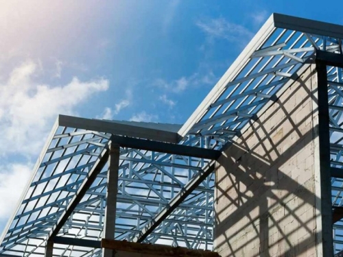 <p>Çelik çatı sistemleri, modern binalarda yaygın olarak kullanılan güvenli ve dayanıklı bir çatı sistemidir. Çelik çatılar, genellikle fabrikalarda önceden üretilen panellerin montajıyla oluşturulur. Bu panellerin birleştirilmesiyle oluşturulan çatılar, hafif, dayanıklı ve uzun ömürlüdür.</p><p>Çelik çatı sistemleri, binalara birçok fayda sağlar. Bunlar arasında mükemmel dayanıklılık, düşük bakım maliyetleri, uzun ömür, enerji tasarrufu ve çevre dostu olma özellikleri yer alır. Çelik çatılar, yangın, deprem, fırtına gibi doğal afetlere dayanıklıdır ve aynı zamanda nem, küf, mantar ve böceklerin oluşumuna da engel olurlar.</p><p>Çelik çatı sistemleri, farklı şekillerde tasarlanabilir. Bu sistemler, düz, eğimli, kavisli veya çokgen çatı şekillerinde kullanılabilir. Ayrıca, farklı renklerde sunulabilir ve binanın genel tasarımına uygun olarak kişiselleştirilebilir.</p><p>Çelik çatı sistemleri hizmetleri, birçok farklı aşamadan oluşur. Bu aşamalar arasında proje tasarımı, malzeme seçimi, üretim, montaj ve bakım yer alır. Proje tasarımı aşamasında, müşterilerin ihtiyaçları ve istekleri göz önünde bulundurularak bir proje tasarlanır. Malzeme seçimi aşamasında, en uygun malzeme seçilir. Üretim aşamasında, seçilen malzemelerden çelik çatı panelleri üretilir. Montaj aşamasında, uzman ekipler tarafından panellerin doğru bir şekilde yerleştirilmesi sağlanır. Bakım aşamasında ise, çatı sisteminin düzenli olarak kontrol edilmesi ve bakımı gerçekleştirilir.</p><p>Çelik çatı sistemleri hizmetleri, müşteri memnuniyeti ve kalite odaklı bir yaklaşım benimseyerek en iyi hizmeti sunmayı hedefler. Bu nedenle, uzman ekipler tarafından yapılan işler, müşteri ihtiyaçlarına uygun çözümler sunar ve en yüksek kalitede malzemeler kullanılır. Bu sayede, müşterilerin güveni kazanılır ve sektörde öncü bir konuma gelinir.</p>