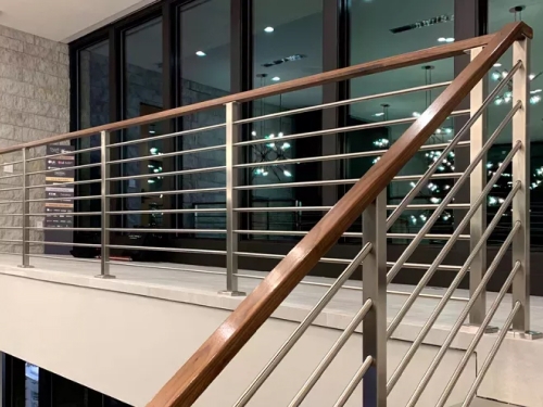 <p>Küpeşte merdiven sistemleri, modern binalarda sıklıkla kullanılan şık ve estetik bir merdiven çözümüdür. Küpeşte merdivenlar, ahşap, cam veya metal malzemeler kullanılarak tasarlanabilir ve inşa edilebilir.</p><p>Küpeşte merdiven sistemleri, evlerde, işyerlerinde, alışveriş merkezlerinde, okullarda ve diğer binalarda kullanılabilir. Bu tür merdivenlar, açık ve ferah bir görünüm yaratarak mekanın daha geniş ve modern görünmesini sağlar. Küpeşte merdiven sistemleri, aynı zamanda çok yönlü bir tasarıma sahiptir ve çeşitli malzemeler kullanılarak özelleştirilebilir.</p><p>Küpeşte merdiven sistemleri, güvenli bir merdiven çözümü sunar. Küpeşte merdivenların yanlarındaki küpeşteler, merdivenı kullanırken düşmeyi önleyerek güvenliği sağlar. Bu nedenle, özellikle çocukların olduğu evlerde, küpeşte merdivenlerin kullanımı daha güvenli olabilir.</p><p>Küpeşte merdiven sistemleri, bakımı kolaydır ve uzun ömürlüdür. Bu tür merdivenler, genellikle dayanıklı malzemeler kullanılarak inşa edilir ve özellikle ahşap modeller, doğru bakım yapıldığında yıllarca dayanabilir.</p><p>Küpeşte merdiven sistemleri hizmetleri, birçok farklı aşamadan oluşur. Bu aşamalar arasında proje tasarımı, malzeme seçimi, üretim, montaj ve bakım yer alır. Proje tasarımı aşamasında, müşterilerin ihtiyaçları ve istekleri göz önünde bulundurularak bir proje tasarlanır. Malzeme seçimi aşamasında, en uygun malzeme seçilir. Üretim aşamasında, seçilen malzemelerden küpeşte merdiven üretilir. Montaj aşamasında, uzman ekipler tarafından merdivenin doğru bir şekilde yerleştirilmesi sağlanır. Bakım aşamasında ise, merdiven sisteminin düzenli olarak kontrol edilmesi ve bakımı gerçekleştirilir.</p><p>Küpeşte merdiven sistemleri hizmetleri, müşteri memnuniyeti ve kalite odaklı bir yaklaşım benimseyerek en iyi hizmeti sunmayı hedefler. Bu nedenle, uzman ekipler tarafından yapılan işler, müşteri ihtiyaçlarına uygun çözümler sunar ve en yüksek kalitede malzemeler kullanılır. Bu sayede, müşterilerin güveni kazanılır ve sektörde öncü bir konuma gelinir.</p>